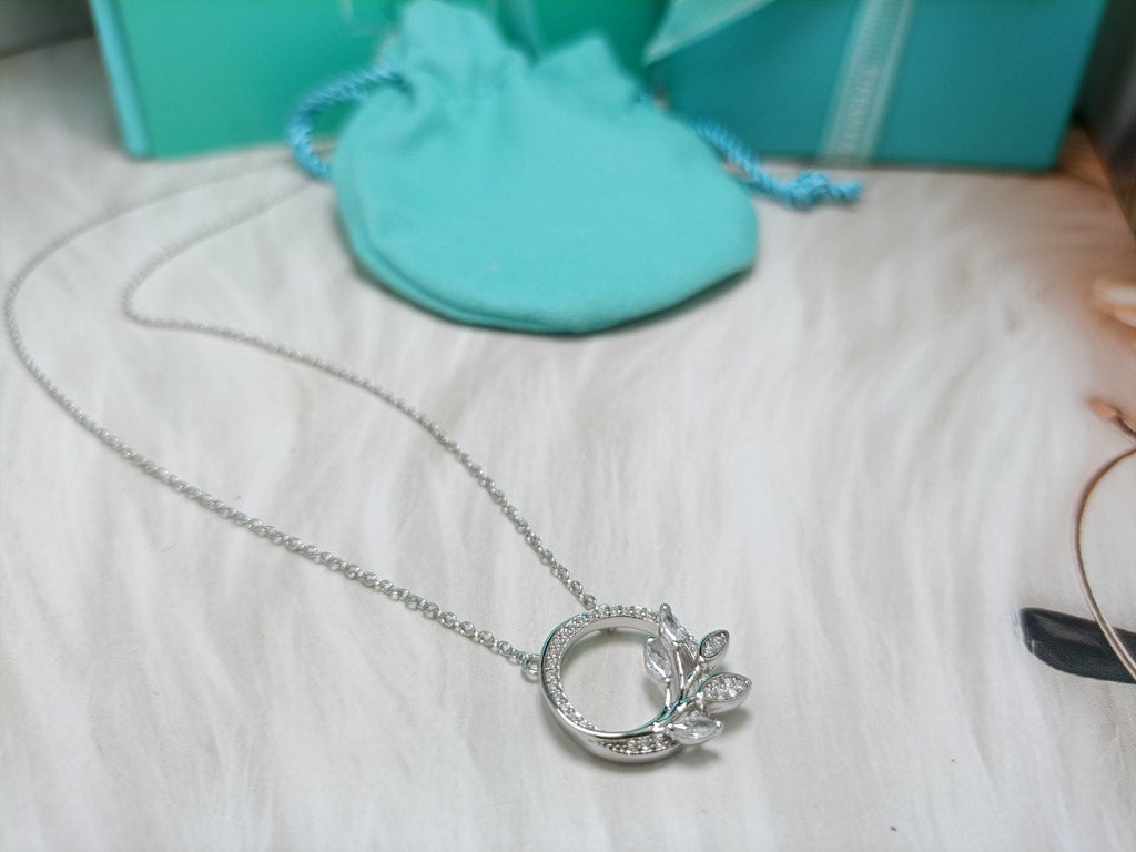 TIFFANY & CO. DIAMOND VINE CIRCLE PENDANT PLATINUM NECKLACE