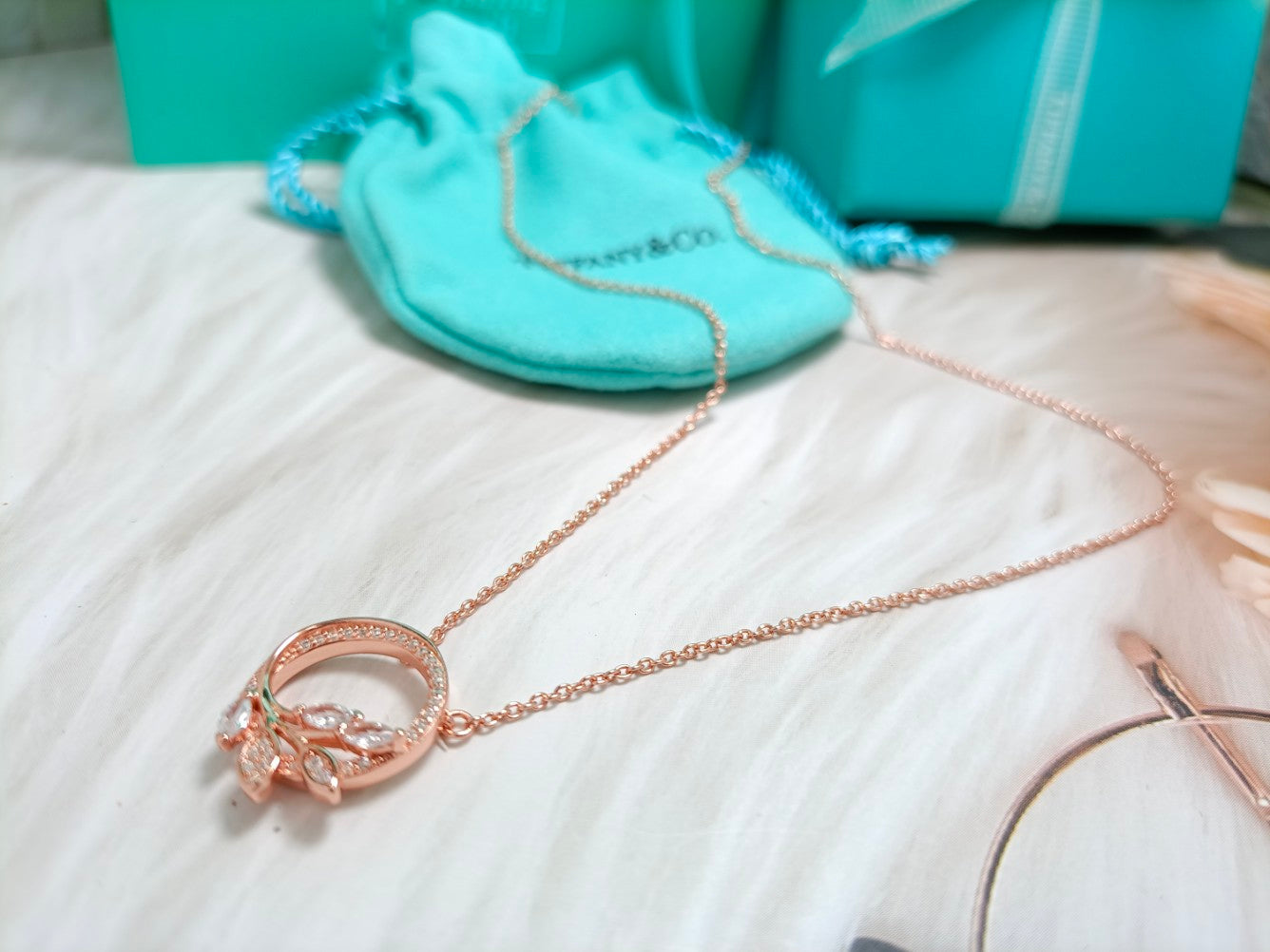 TIFFANY & CO. DIAMOND VINE CIRCLE PENDANT PLATINUM NECKLACE
