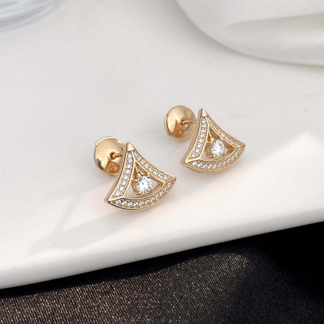 Bvlgari DREAM MINI DIAMOND STUD EARRINGS