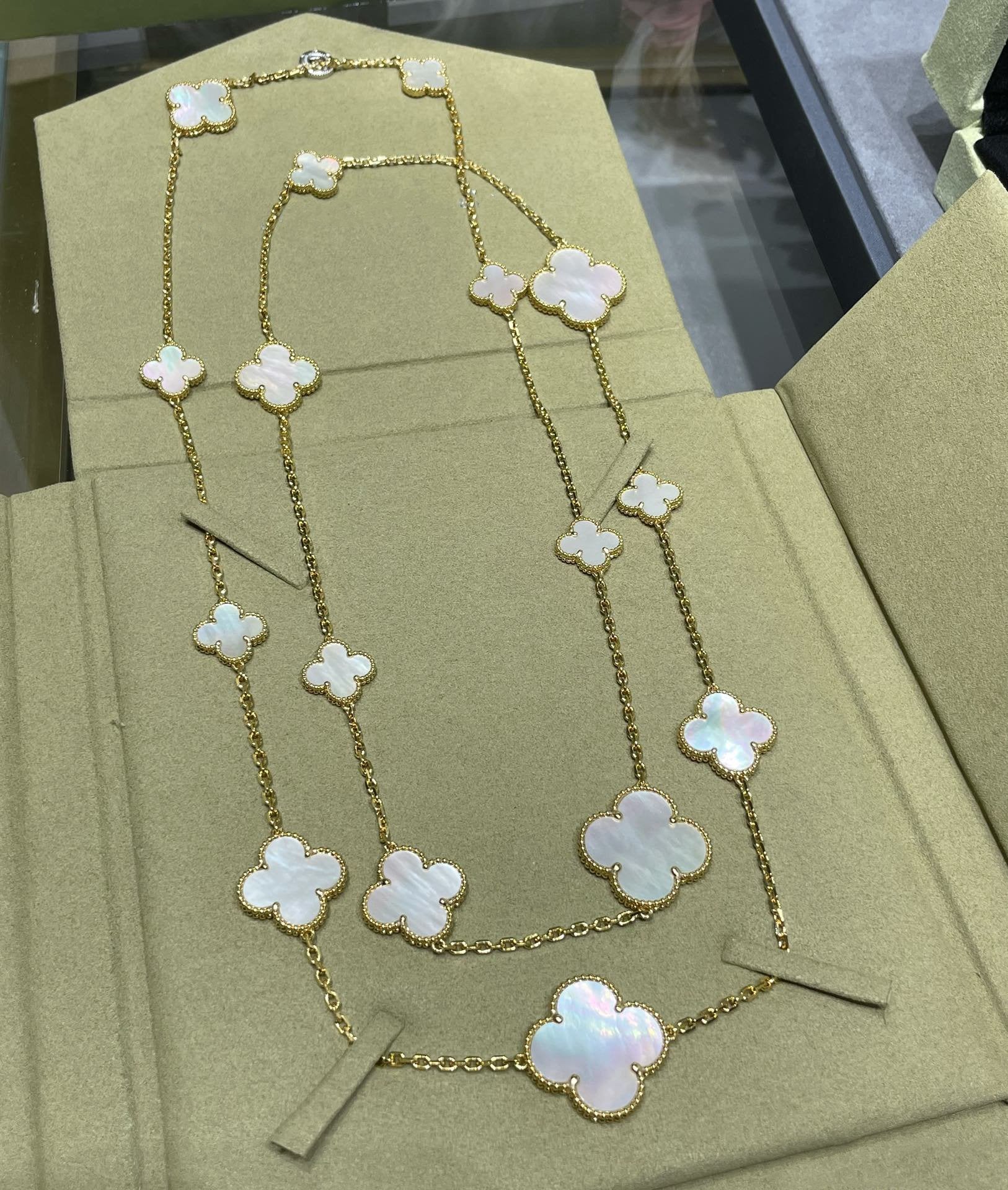 Van Cleef & Arpels CLOVER 16 MOTIF WHITE MOP GOLD NECKLACE