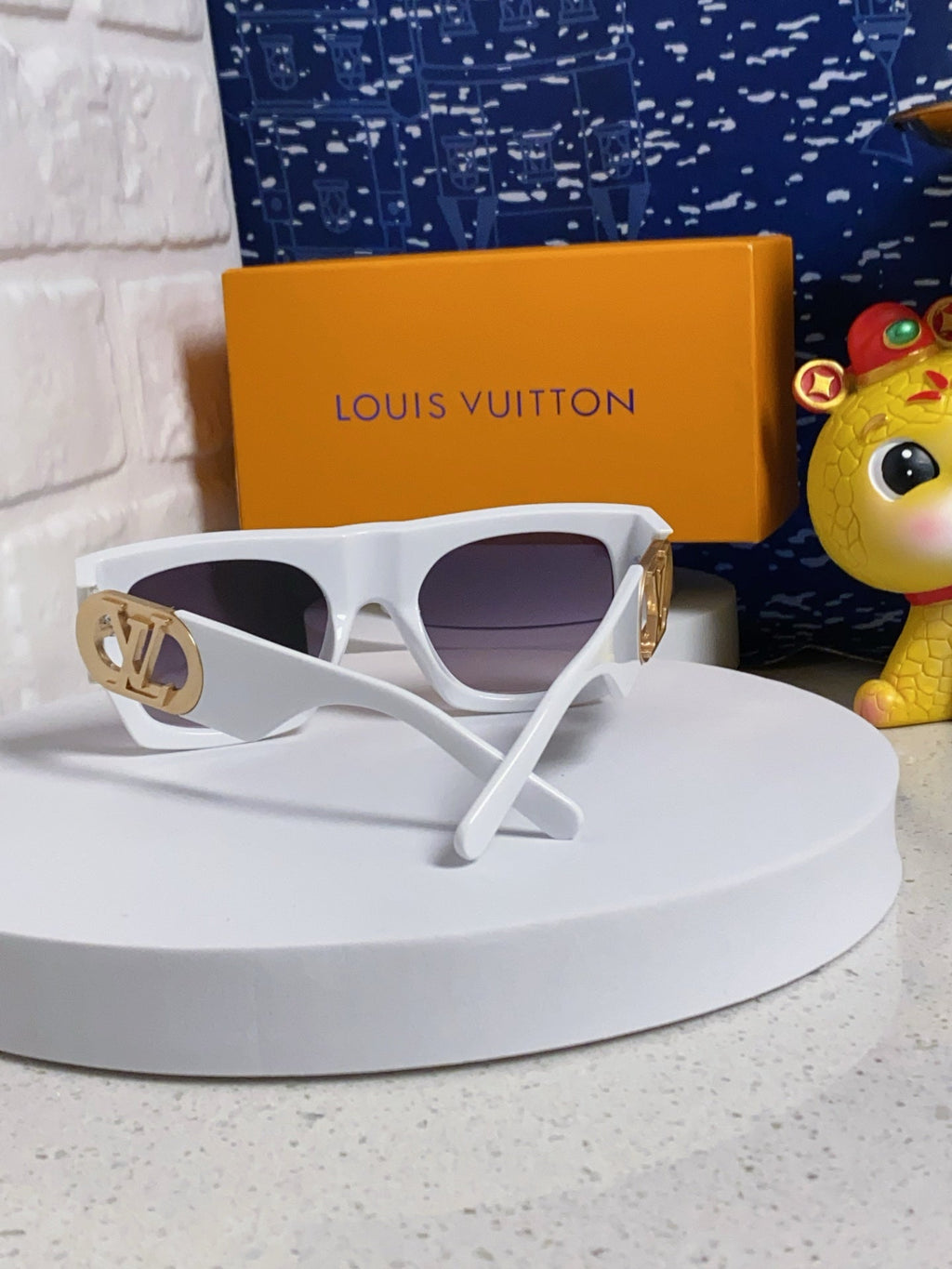 LOUIS VUITTON LINK SQUARE SUNGLASSES 570274 IN WHITE ACETATE GOLD LOGO