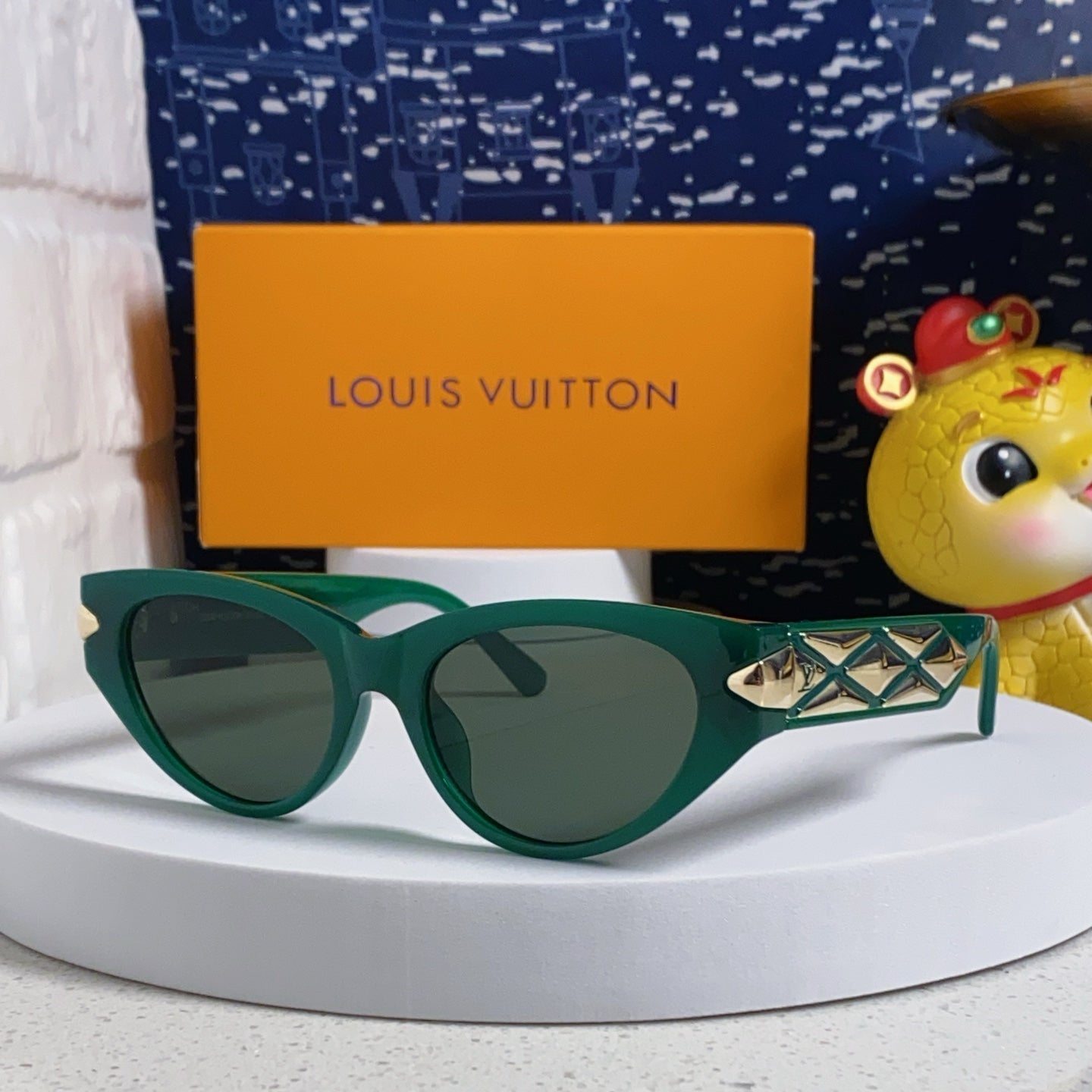 LOUIS VUITTON CAT EYE SUNGLASSES 576882 IN GREEN AND GOLD ACETATE
