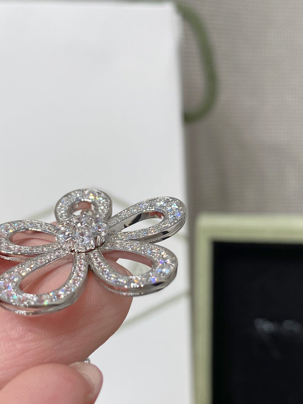Van Cleef & Arpels LACE FLOWER SILVER PENDANT DIAMOND NECKLACE